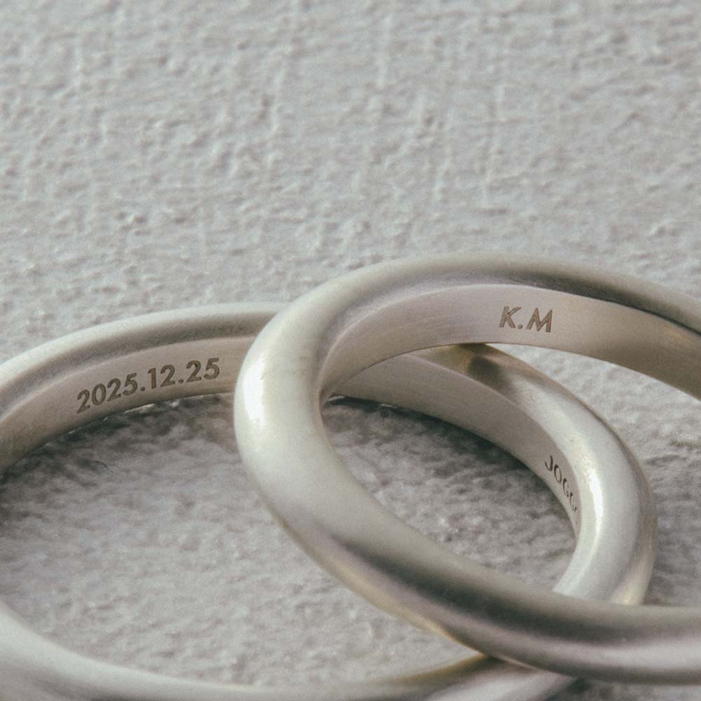 【フィリ】ラインリング 3mm - リングの内側の中央部分に、名前や記念日などを1500円でレーザー刻印できます。カートに入れた後のオプション画面で入力をお願いいたします。(入力可能文字：20文字までの英数字一部記号)見えない場所にこめる想いが、より特別な一本に。