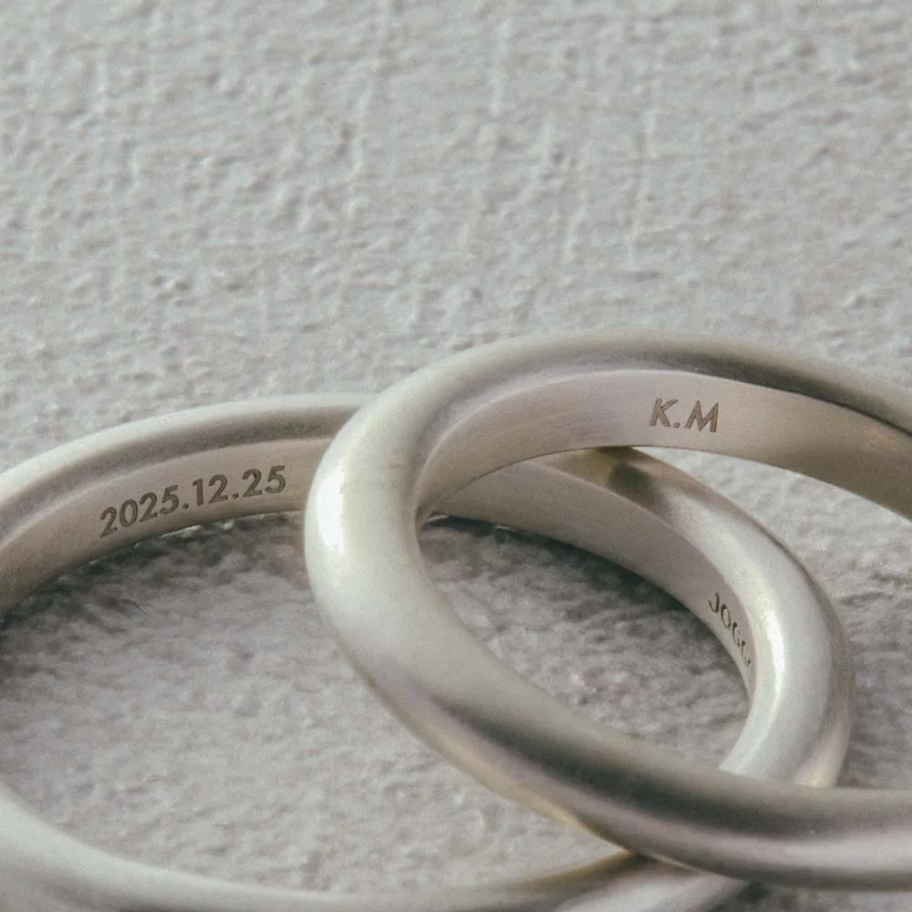 【フィリ】ラインリング 3mm - リングの内側の中央部分に、名前や記念日などを1500円でレーザー刻印できます。カートに入れた後のオプション画面で入力をお願いいたします。(入力可能文字：20文字までの英数字一部記号)見えない場所にこめる想いが、より特別な一本に。