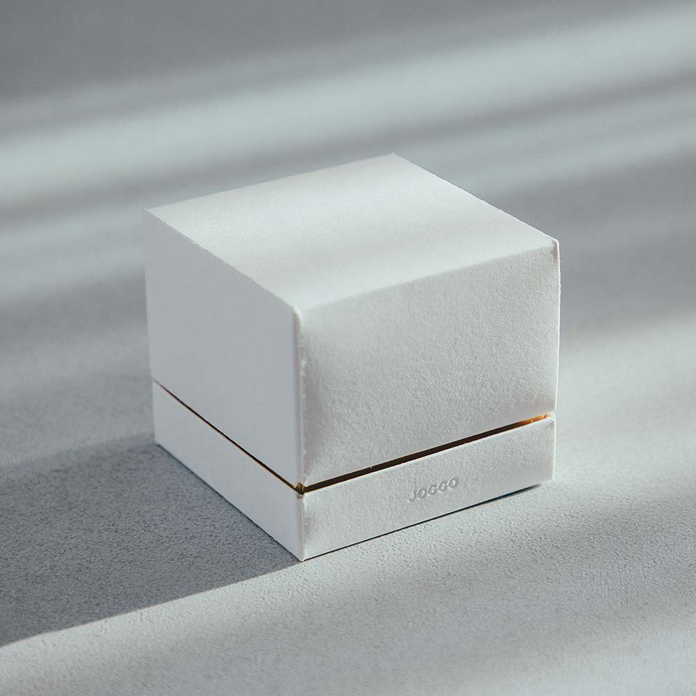 【フィリ】ラインリング 3mm - 「ギフトラッピング」をお選びいただいた場合、アクセサリー専用のボックスに包んでお届けいたします。洗練されたホワイトに、細いゴールドのラインがすっと入ったボックスで、プレゼントを渡すその瞬間も特別なものに演出します。