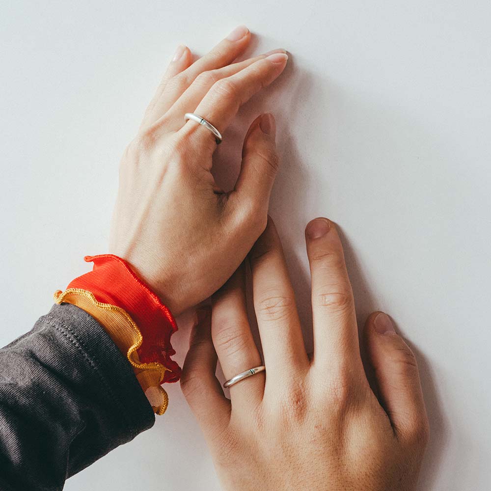 【フィリ】ラインリング 3mm - 土台のカラーもラインのカラーも揃えることで、お互いのこだわりをたっぷりつめた2人だけのペアリングになります。