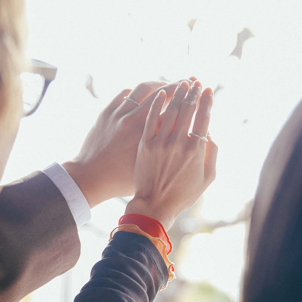 【フィリ】ラインリング 3mm - 同じフォルムに、それぞれが選んだ色を。 見た目はお揃いでも、ラインの色にふたりの個性がさりげなく宿ります。好きな色や想いをこめた色を選んで、“違うけれど、つながっている”ペアリングに。