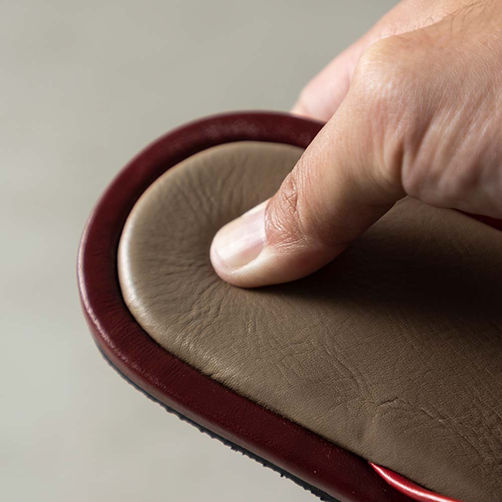 レザートングサンダルＳ（23-24.5cm） - クッション材にはこだわりあり。薄くても足に負担のないサンダルを目指しました。長時間歩いても疲れにくい形状です。