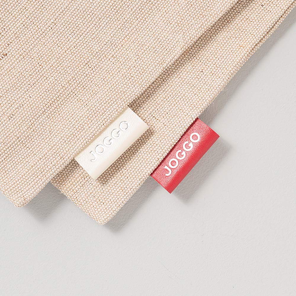 レザートングサンダルＭ（24.5-26.5cm） - サンダルケースのタグは環境に配慮し、裁断した時に出る端切れを再利用しています。そのため、商品ごとにタグカラーが変わります。どの色が届くか、ぜひ楽しみにお待ちください。ロゴ刻印はシルバーです。