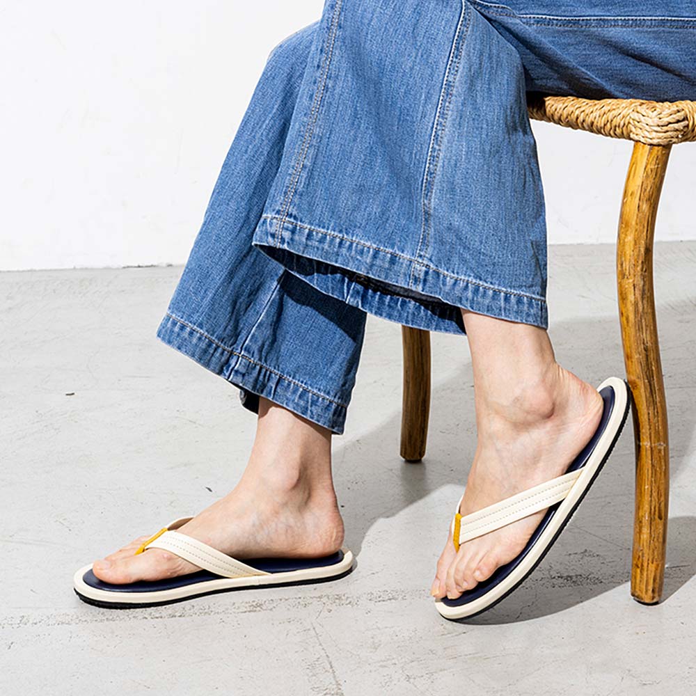 レザートングサンダルＬ（26.5-28cm） - 高級本革＆こだわりのクッション材で、心地のよい肌なじみを実現。使うほどに足の形になじんでいきます。さっと履けて軽く、歩きやすいサンダルです。