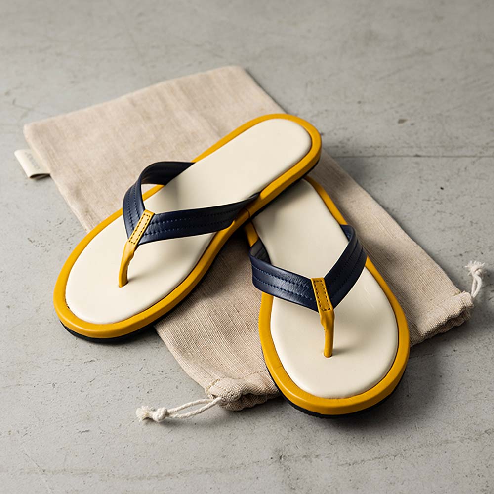 レザートングサンダルＬＬ（28-30cm） - 丈夫なジュート素材（※）のオリジナルサンダルケースが付属しており持ち運びにも便利です。（※ジュートは燃やしても有害物質が出ず、土に還るサスティナブルな自然素材。原料も育ちが早く、二酸化炭素の吸収力が高く、地球温暖化を抑制する働きもあります）