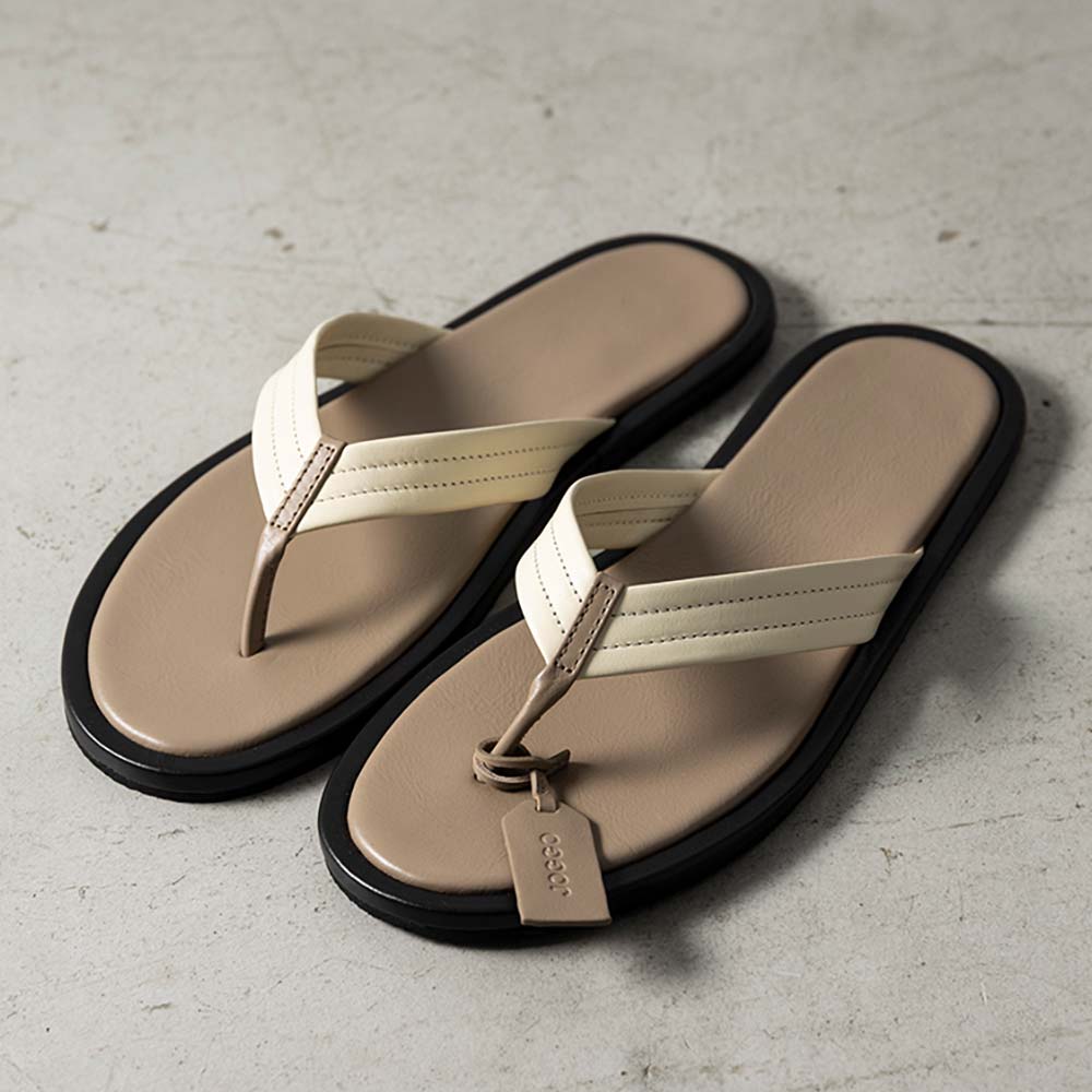 レザートングサンダルＬＬ（28-30cm） - シンプルなフォルムだからこそ、本革の高級感が引き立つトングサンダル。足に触れる部分はすべて本革でできています。全体を好きなカラーに変えられ、鼻緒に差し色を入れることも可能。ペアアイテムにするなら、少しだけカラーを変えてみるのもおすすめです。