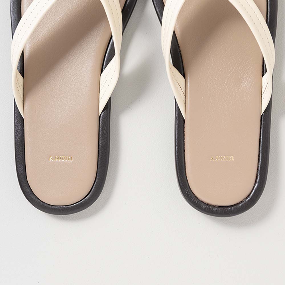 レザートングサンダルＬＬ（28-30cm） - サンダルには名入れも可能なため、プレゼントやペアギフトにも最適です。（※名入れは両足に刻印されます。カスタマイズ画面では片足のみに表示されていますが、実際の製品には両足に同じ文字が刻印されます。片足ずつ別の文字にすることはできません）