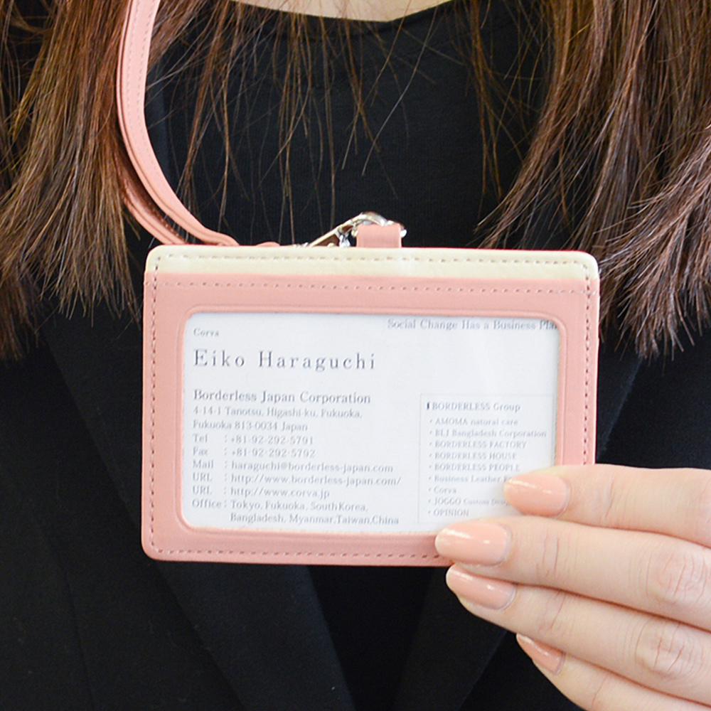 ＩＤケース - IDカードホルダー部分は、中がしっかり見える大きな窓に。透明で確認しやすく、傷の目立ちにくいフィルムを採用しています。カバーがかかっているので落としたり汚れたりする心配もありません。