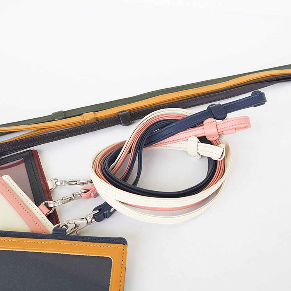 ＩＤケース - 高級本革を贅沢に使用し、壊れにくく丈夫なストラップ。オーダーメイドなため、オリジナルレザー14色から色を選択できます。カラー次第でおしゃれにもかわいくも演出できます。