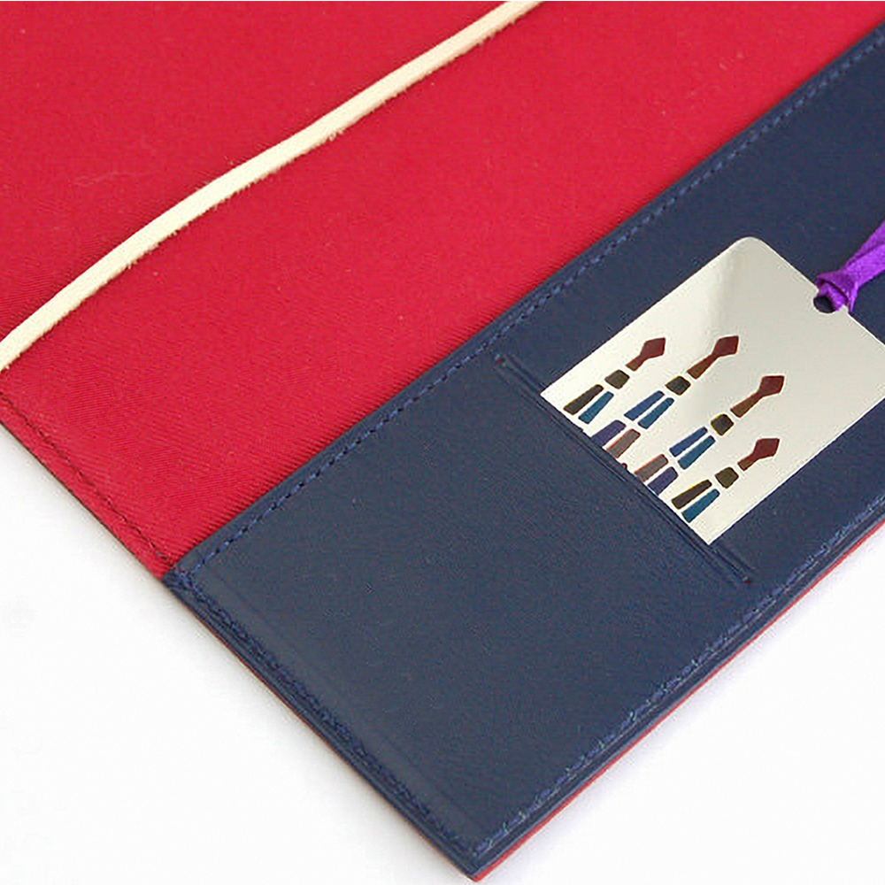 しおり付きブックカバー（文庫） - 便利な差し込みポケットがついているため、しおりやカードを収納できます。