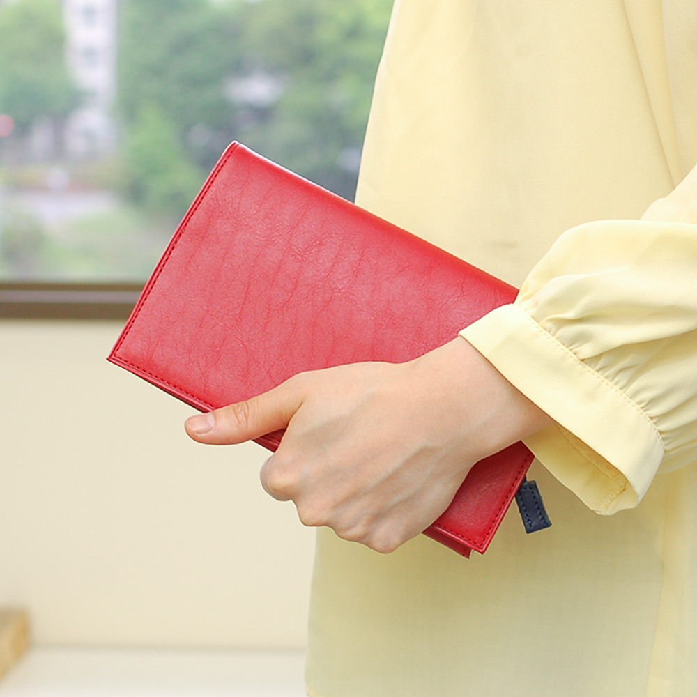 しおり付きブックカバー（文庫） - 手になじむ高級本革を贅沢に使用したシンプルなデザイン。一つひとつハンドメイドで製作した特別な革小物は、メンズ・レディースを問わずプレゼントやギフトに最適です。