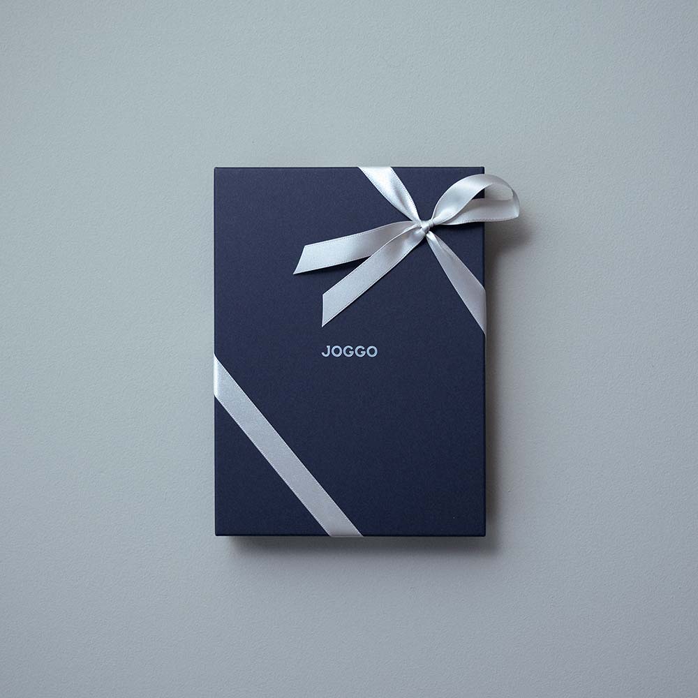 しおり付きブックカバー（文庫） - 「ギフトラッピング」をお選びいただいた場合、アイテムの大きさに合った化粧箱に入れてお届けします。高級感のある濃紺の化粧箱で、想いを伝える瞬間を素敵に演出します。