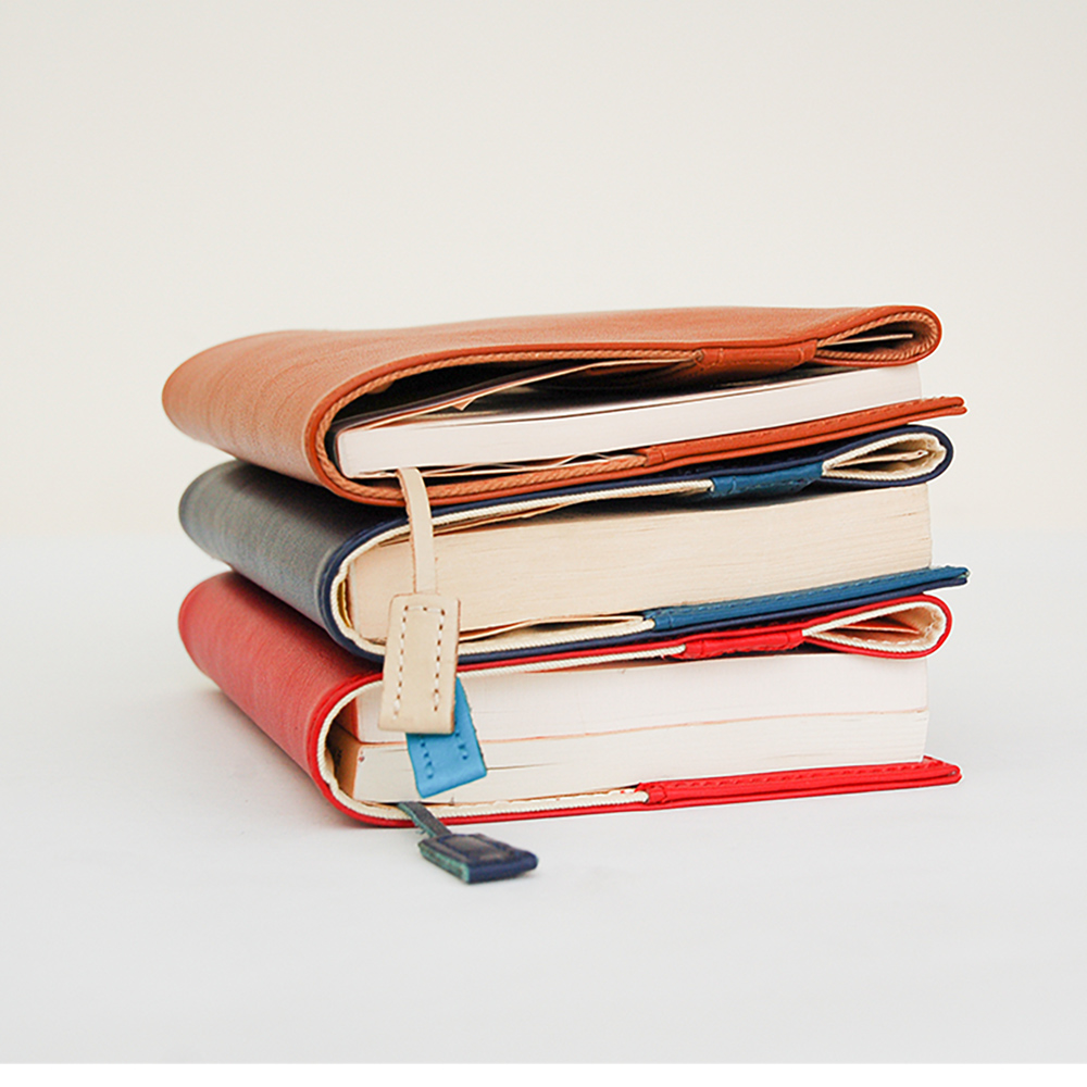 しおり付きブックカバー（文庫） - 本の厚みに合わせた調整が可能なデザイン。