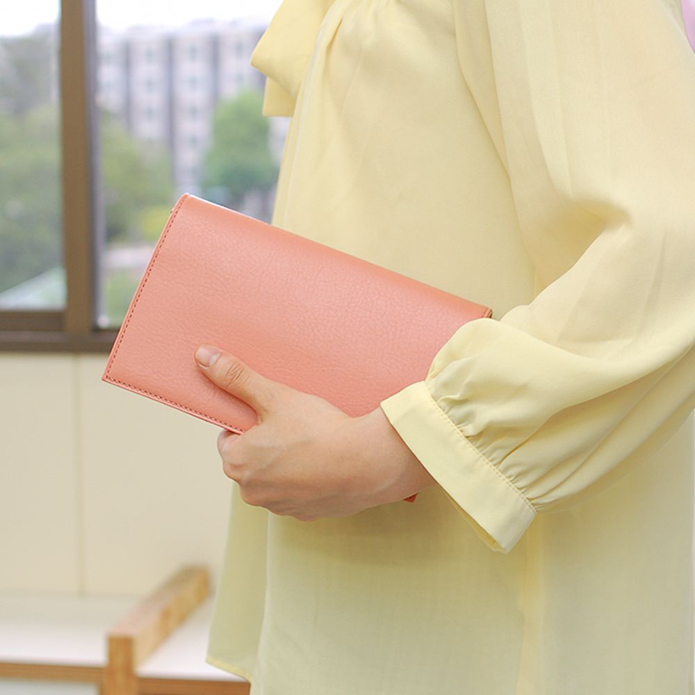 しおり付きブックカバー（新書） - 手になじむ高級本革を贅沢に使用したシンプルなデザイン。一つひとつハンドメイドで製作した特別な革小物は、メンズ・レディースを問わずプレゼントやギフトに最適です。