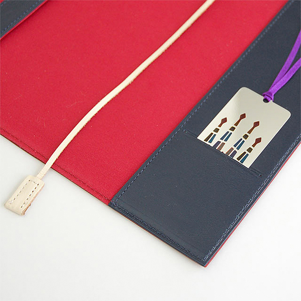 しおり付きブックカバー（新書） - 便利な差し込みポケットがついているため、しおりやカードを収納できます。