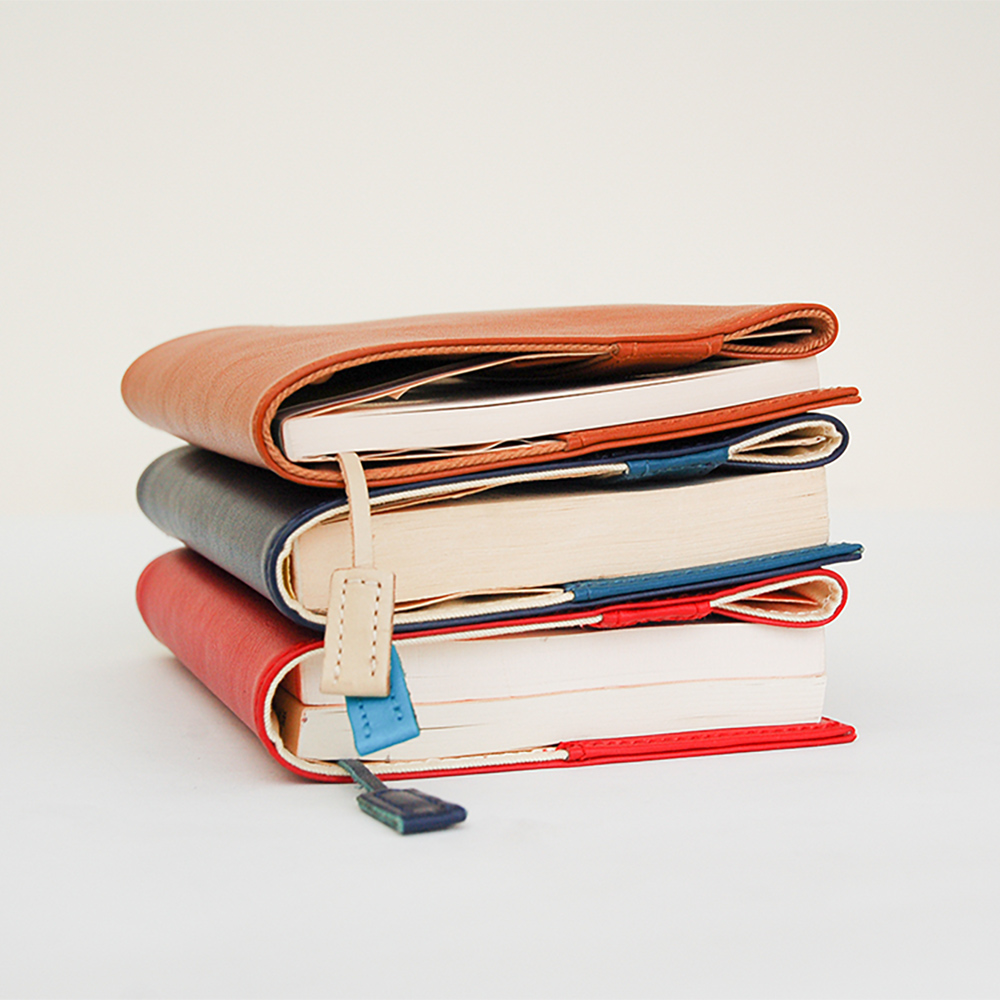 しおり付きブックカバー（新書） - 本の厚みに合わせた調整が可能なデザイン。