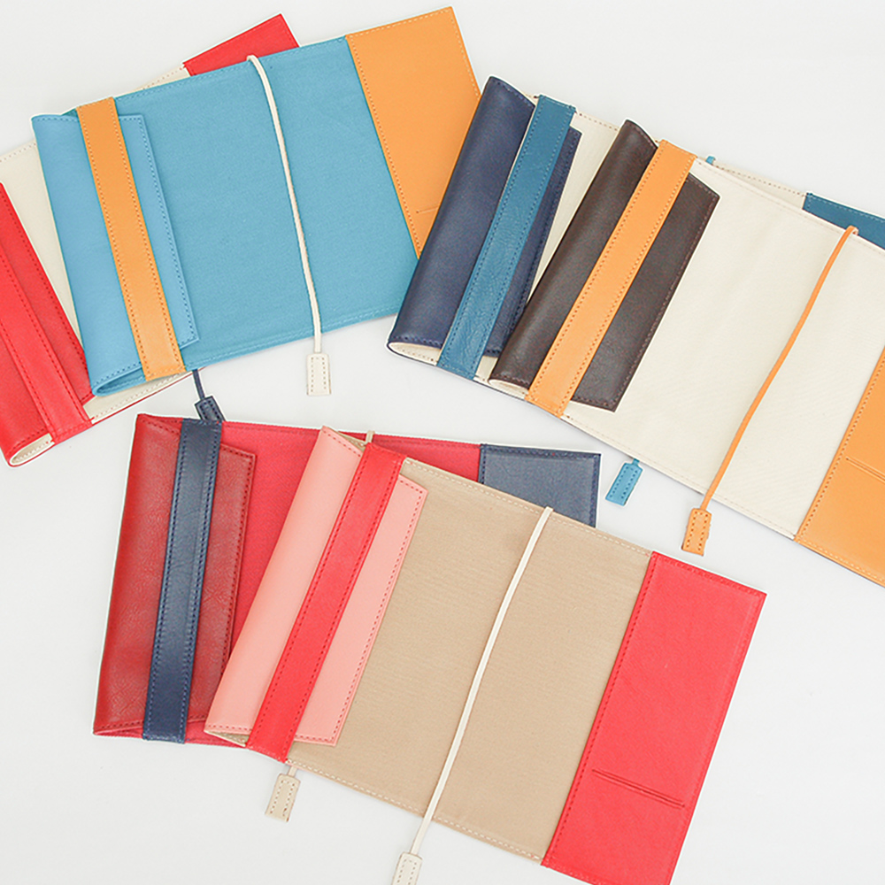 しおり付きブックカバー（新書） - 内側には触り心地のなめらかな綿生地、しおりにも贅沢に本革を使用しています。しおりに差し色を入れて、おしゃれに仕上げることができるブックカバーです。