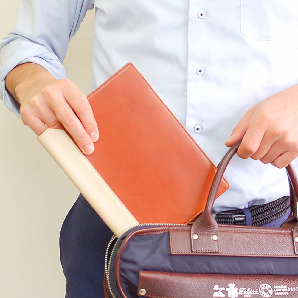 ノートカバー（Ａ５） - ビジネスシーンにもなじむ高級本革。スリムなフォルムで、鞄からさっと取り出せます。