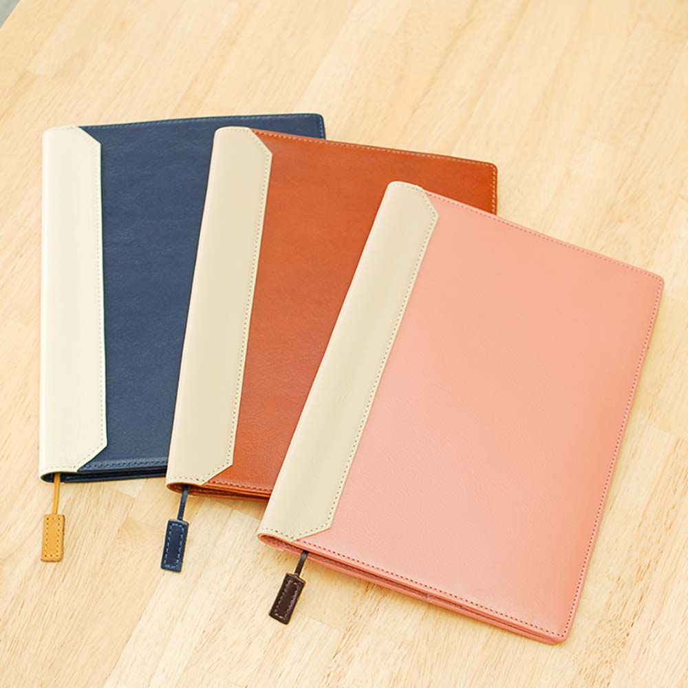 ノートカバー（Ａ５） - 手になじむ高級本革を贅沢に使用したシンプルなデザイン。しおりに差し色を入れて、おしゃれに仕上げることができるレザーノートカバーです。
