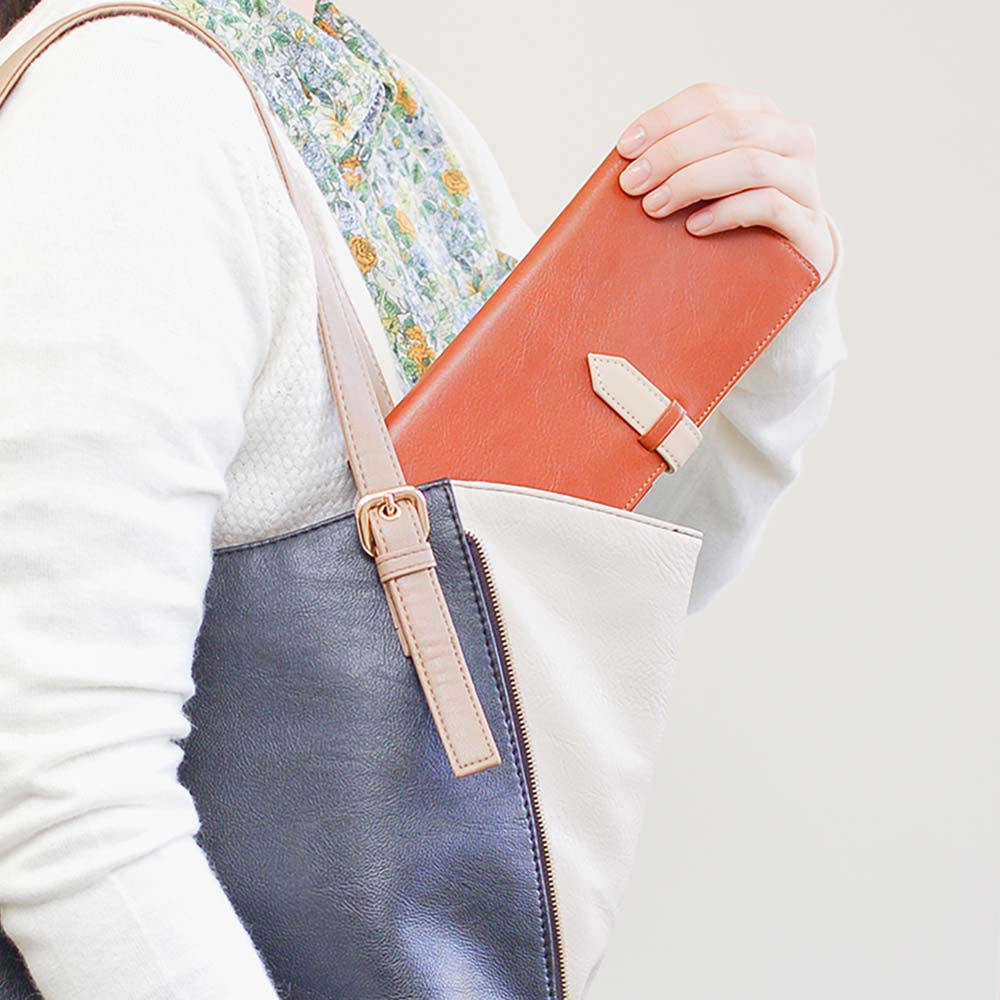 手帳カバー（ほぼ日手帳weeks） - スリムな形状でかさばらないため、持ち運びにも便利。鞄からさっと取り出せます。