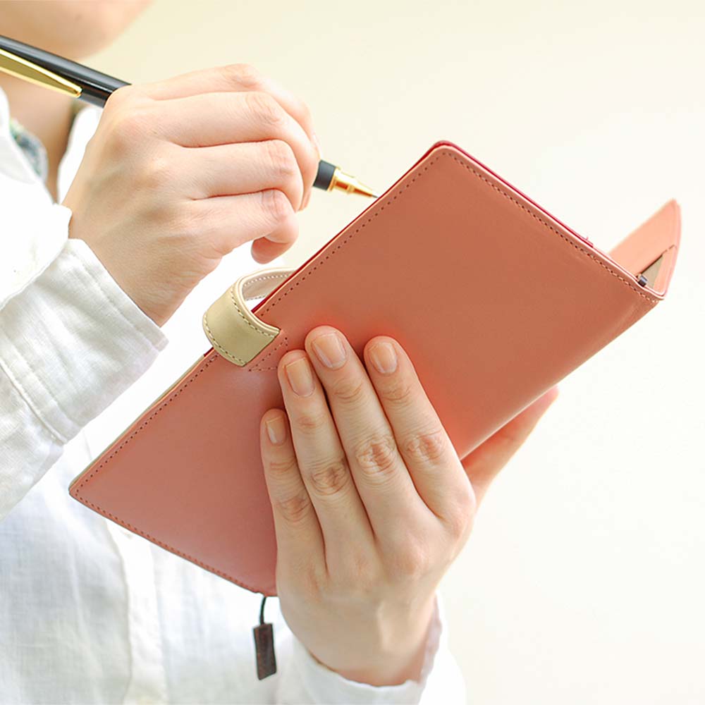 手帳カバー（ほぼ日手帳weeks） - 片手でも持ちやすいのは、しっかりとした革小物ならでは。実用性がありながら、牛本革の上品な質感を楽しめます。