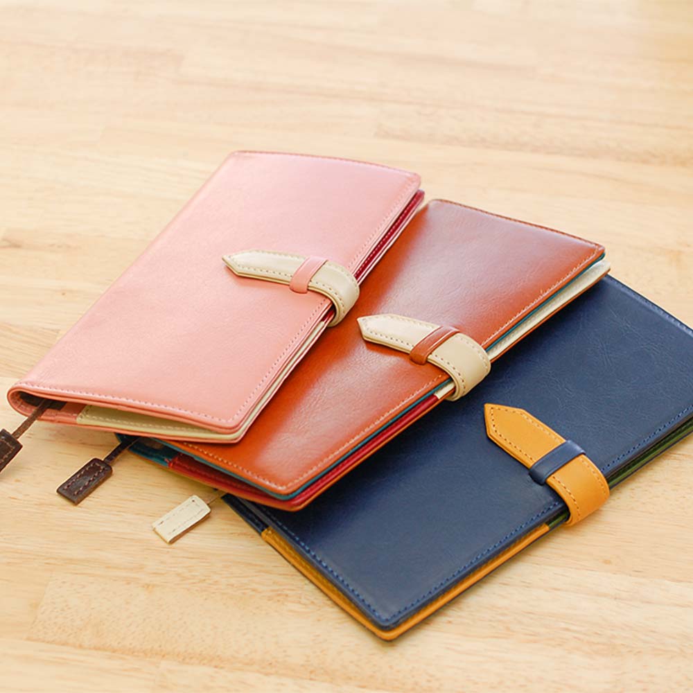 手帳カバー（ほぼ日手帳weeks） - 手になじむ高級本革を贅沢に使用したシンプルなデザイン。しおりに差し色を入れて、おしゃれに仕上げることができるレザー手帳カバーです。