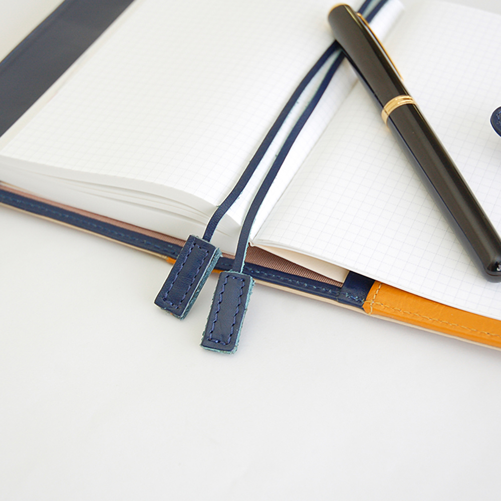 手帳カバー（Ａ６） - 便利なしおりは2本。高級本革を贅沢に使用したシンプルなデザイン。しおりに差し色を入れれば、おしゃれに仕上げることができます。