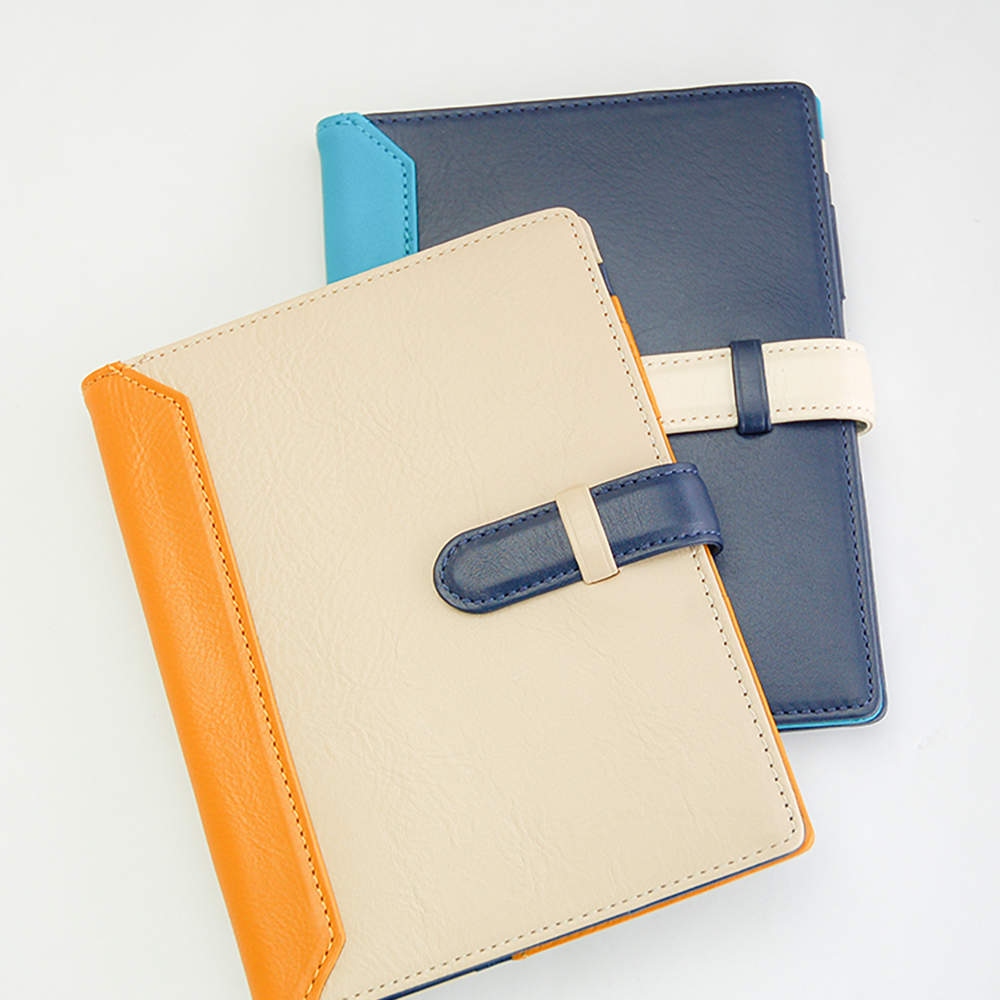 手帳カバー（Ａ６） - 少し厚みのある手帳を入れても、しっかりとまる本革ベルト。ベルトの丸みでかわいさもプラス。