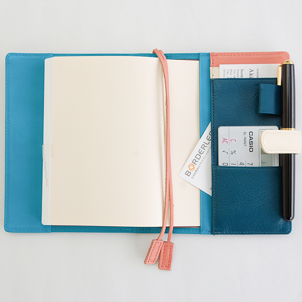 手帳カバー（Ａ６） - 手帳とともにペンやカードも一緒に収納できる、A6サイズの本革手帳カバー。