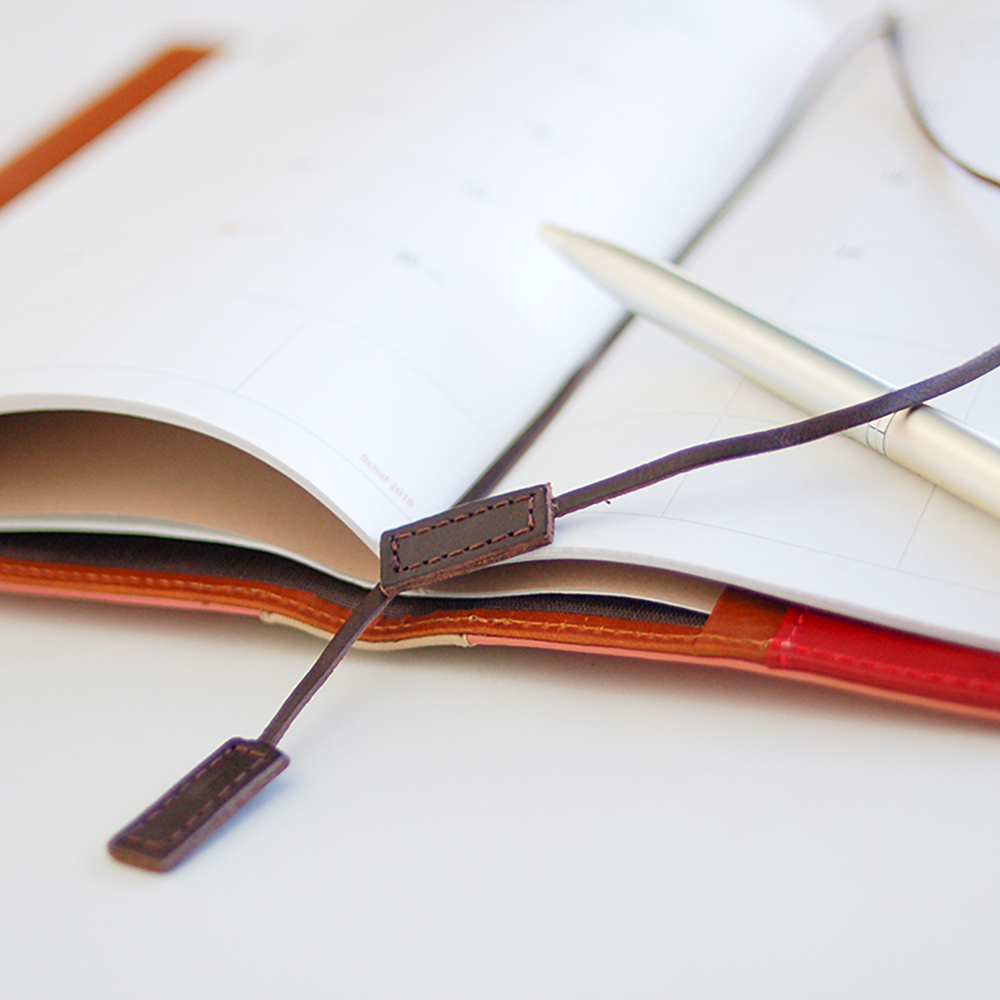 手帳カバー（Ａ５） - 便利なしおりは2本。高級本革を贅沢に使用したシンプルなデザイン。しおりに差し色を入れれば、おしゃれに仕上げることができます。