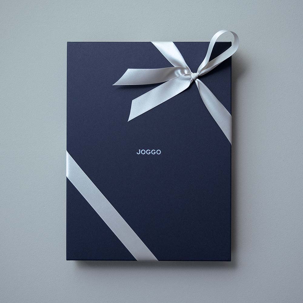 手帳カバー（Ａ５） - 「ギフトラッピング」をお選びいただいた場合、アイテムの大きさに合った化粧箱に入れてお届けします。高級感のある濃紺の化粧箱で、想いを伝える瞬間を素敵に演出します。