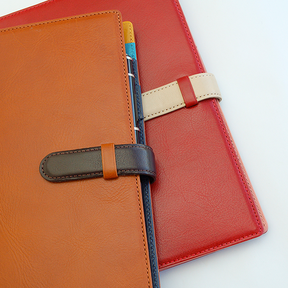 手帳カバー（Ａ５） - 少し厚みのある手帳を入れても、しっかりとまる本革ベルト。ベルトの丸みでかわいさもプラス。