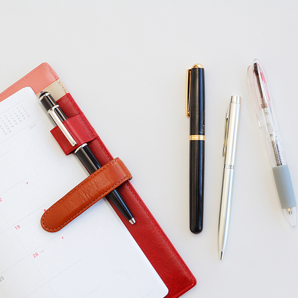 手帳カバー（Ａ５） - 万年筆などの太いペンでも収納可能。お気に入りのペンを肌身離さず持ち歩けます。