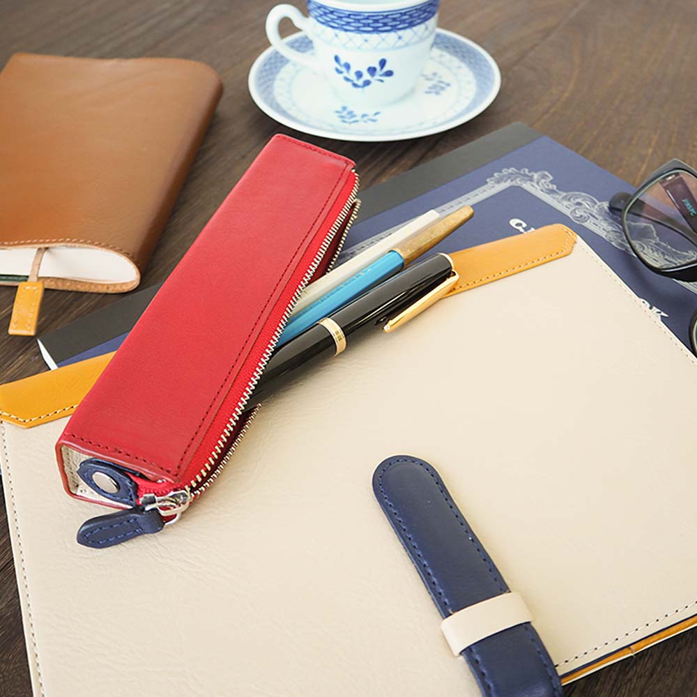 スリム三角ペンケース - ペンは3本ほど収納可能です。他の革製品との相性もよく、おしゃれで大人な雰囲気を演出できます。