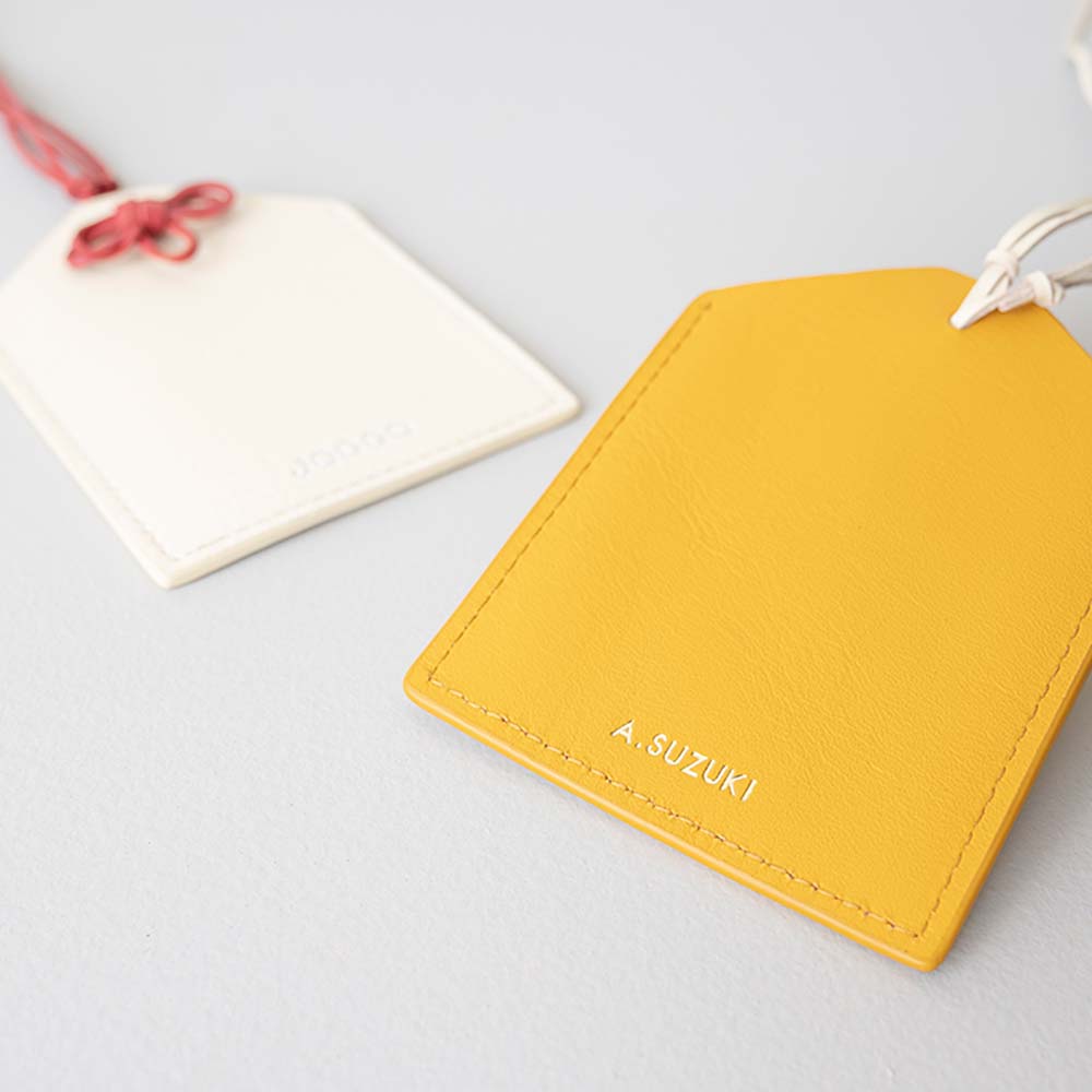 革のお守りケース（ネックレス） - 刻印は裏面の下部に入ります。