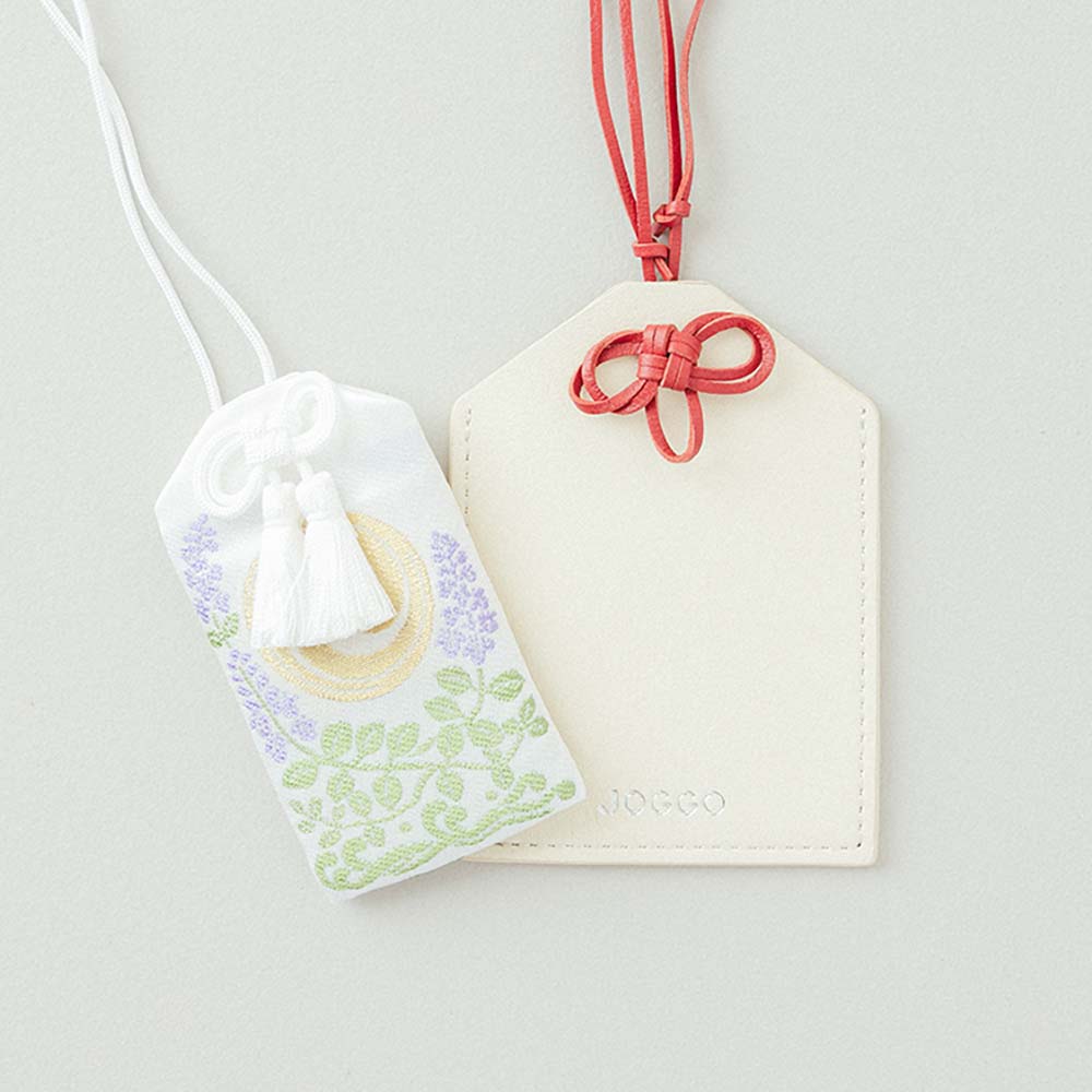 革のお守りケース（ネックレス） - 縦：85mm × 横：50mmのお守りがピッタリ入るサイズです。