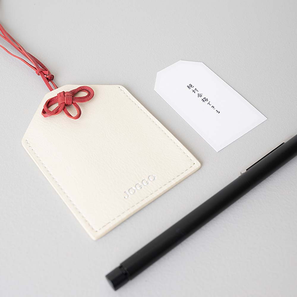 革のお守りケース（ネックレス） - ケースにはお守りを入れるだけではなく、願い事や目標を書いたオリジナルのメッセージカードを入れて、オリジナルお守りとしても使えます。