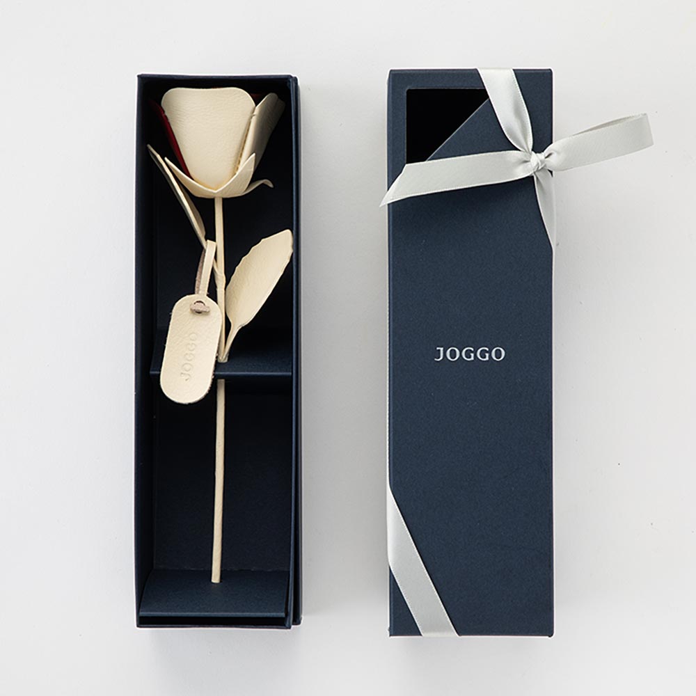 革の一輪花（バラ） - 有料のギフトボックスをお選びいただいた場合、一輪花オリジナルのケースに入れてお届けします。中が少し覗くデザインは、相手をワクワクさせること間違いありません。