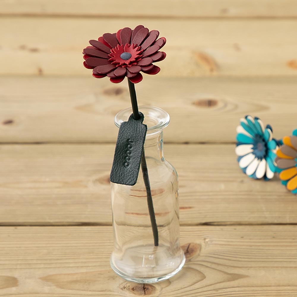 革の一輪花（ガーベラ） - デザインは『ガーベラ』をモチーフにしています。高級本革を用いて一つひとつハンドメイドで製作した特別な革小物は、メンズ・レディースを問わず大切な人へのプレゼントやギフトに最適です。いつまでも枯れない思い出に。