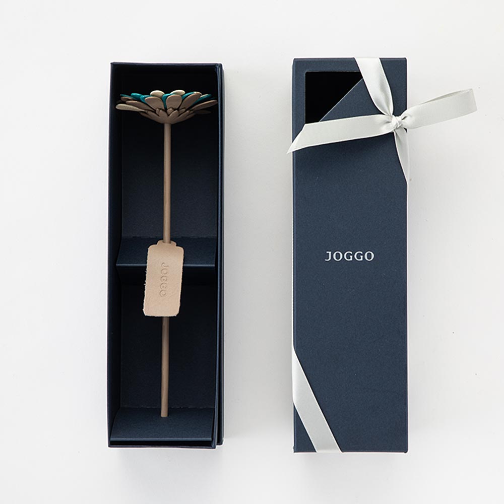 革の一輪花（ガーベラ） - 有料のギフトボックスをお選びいただいた場合、一輪花オリジナルのケースに入れてお届けします。中が少し覗くデザインは、相手をワクワクさせること間違いありません。