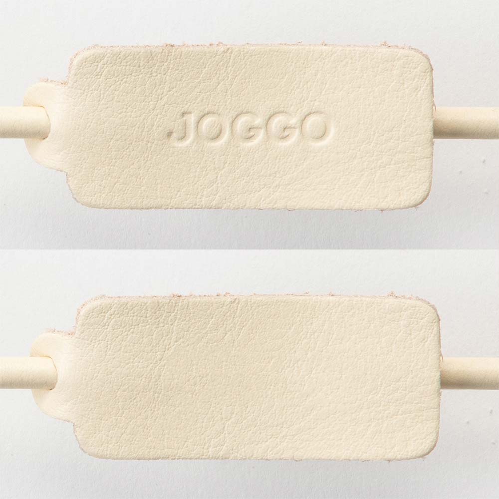 革の一輪花（ガーベラ） - ブランドタグにロゴが刻印されています。刻印をなしにすると下側のようにタグのみついてきます。