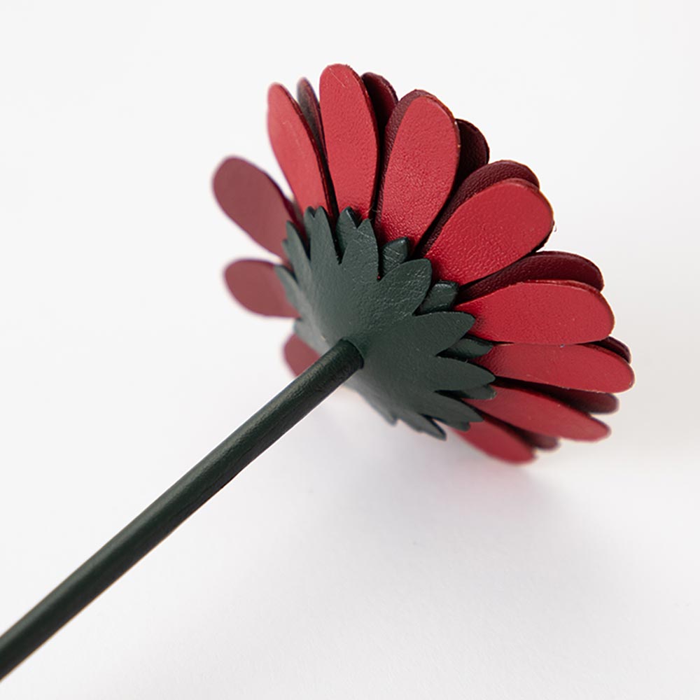 革の一輪花（ガーベラ） - 萼（がく）は花本来のイメージに近づけるため、立体的にデザインされています。