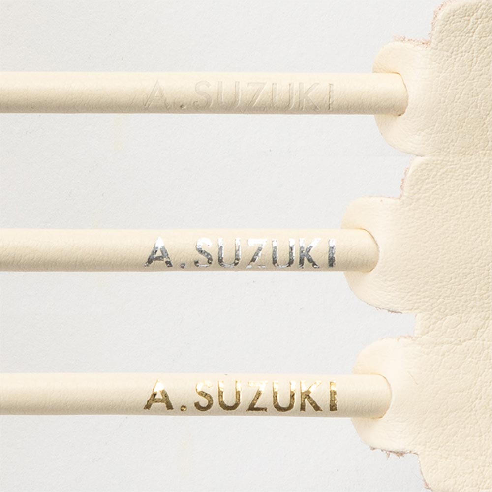 革の一輪花（ガーベラ） - 茎にお名前やイニシャルを無料で刻印できます。お名前やイニシャル、メッセージや記念日などを入れることでより特別なプレゼントに。