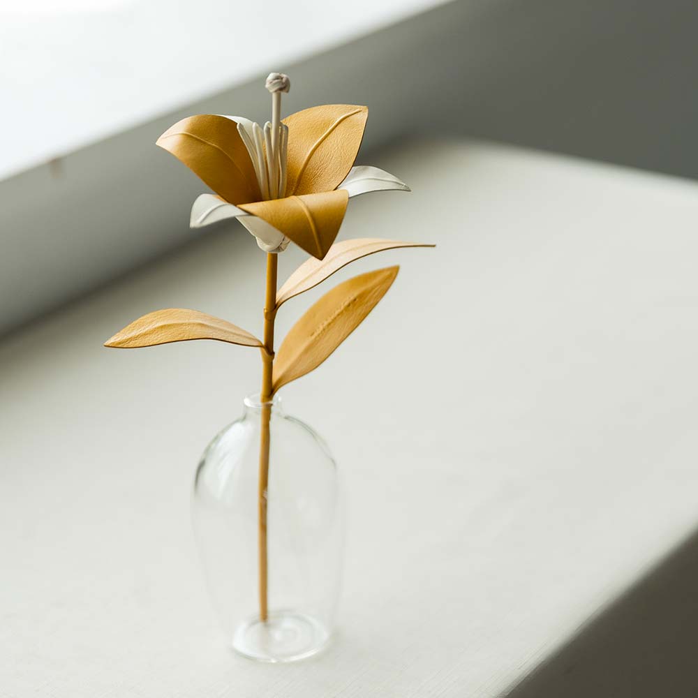 革の一輪花（ユリ） - 革の花はインテリアアイテムとして飾っておけるため、花瓶と合わせてプレゼントするのもおすすめです。おしゃれな一輪挿しの花器に飾れば、インテリアのアクセントになってくれます。