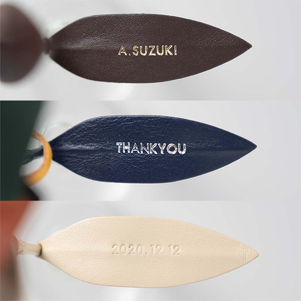 革の一輪花（ユリ） - 一番下の葉っぱにお名前やイニシャルを無料で刻印できます。お名前やイニシャル、メッセージや記念日などを入れることでより特別なプレゼントに。