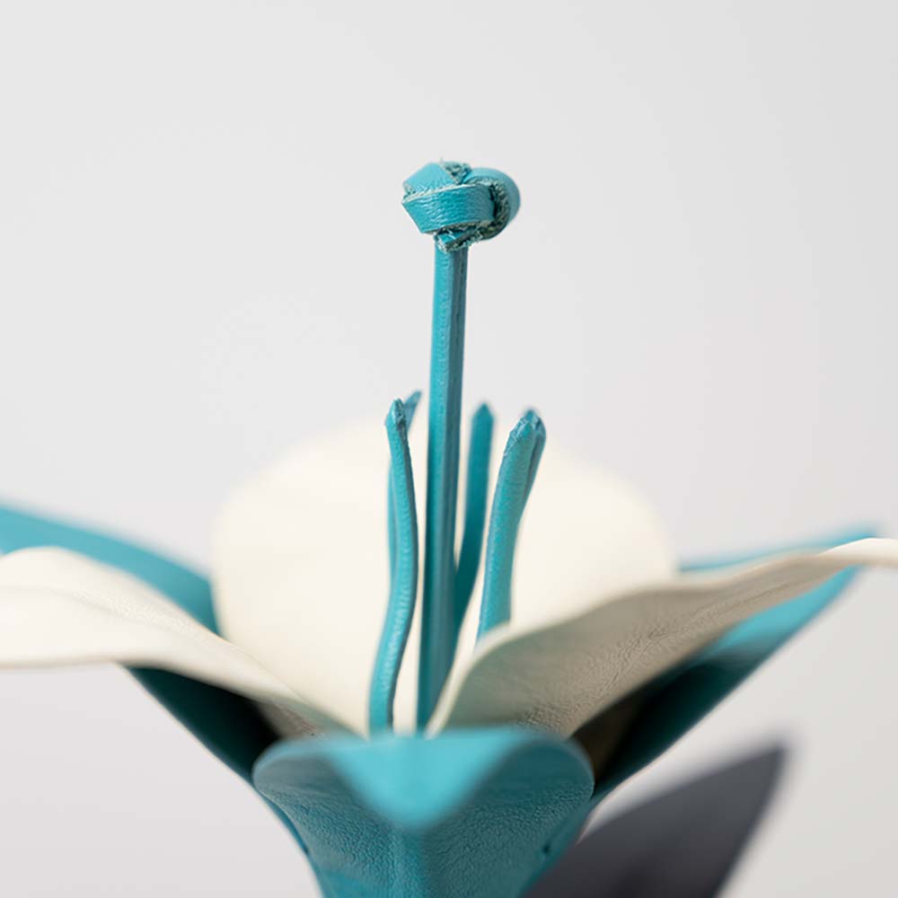 革の一輪花（ユリ） - おしべ・めしべは、デザイナーのこだわりポイント。革の細さや長さを細かく調整し、ユリらしさを表現しました。めしべの先端の革は、あえてコバ塗りをしないことで、本物の雰囲気に近づけています。