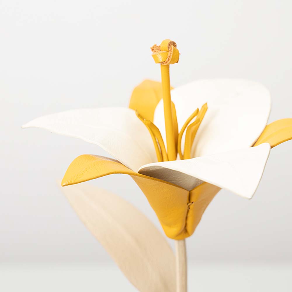 革の一輪花（ユリ） - 花びらの縁はコバ塗りで丁寧に仕上げており、繊細な雰囲気を表現。花びらは2色変えられ、おしべ・めしべも好きなカラーに変更できます。花びらの高さを出すことで、ユリの凛とした迫力を表現しています。