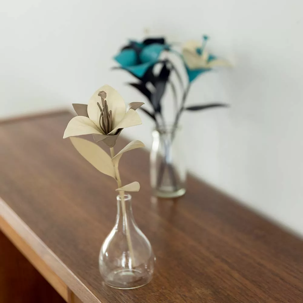 革の一輪花（ユリ）の商品画像