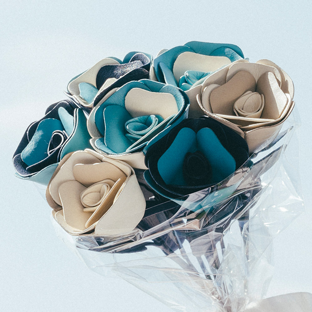 革のブーケ（バラ）３本 - ※7本イメージです。（使用色カラー：ミッドナイトネイビー・ターコイズブルー・ナチュラルベージュ・アイボリーホワイト）