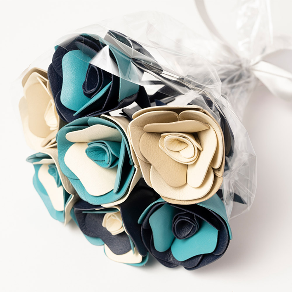 革のブーケ（バラ）３本 - ※7本イメージです。（使用色カラー：ミッドナイトネイビー・ターコイズブルー・ナチュラルベージュ・アイボリーホワイト）